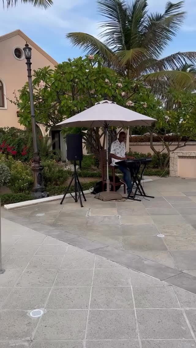 Only three soirées left this season!
 
Join us tonight for one of our final weekly cocktail soirées as the sun sets over Meads Bay.🍹 Enjoy rum punch, a curated selection of wines, light hors d’oeuvres, and great company!